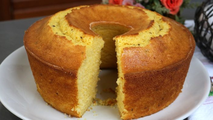 BATEU, MENOS DE 2 MINUTOS TA NO FORNO! ECONÔMICO! BOLO DE FUBÁ MAIS FOFINHO E PERFEITO QUE EXISTE