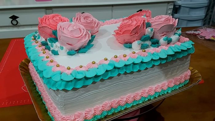 BOLO DE 45 FATIAS / DECORAÇÃO EM BICOS E FLORES DE CHANTILLY / PARIS CAKE DESIGNER