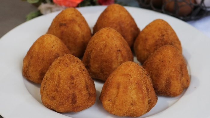 VOCÊ JÁ FEZ OU COMEU COXINHA ASSIM? VOCÊ NÃO VAI ACREDITAR MAS A RECEITA É FÁCIL E RÁPIDA DE FAZER