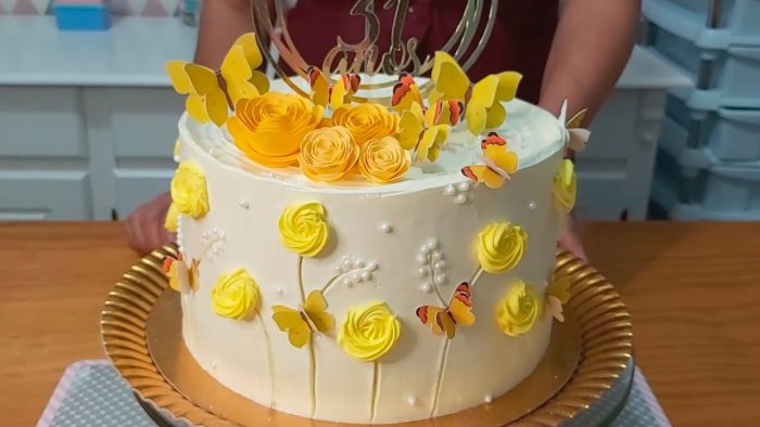 BOLO TENDÊNCIA /DECORAÇÃO BOLO FLORAL COM BICO 20 E PÉROLAS COMESTIVEIS / PARIS CAKE DESIGNER