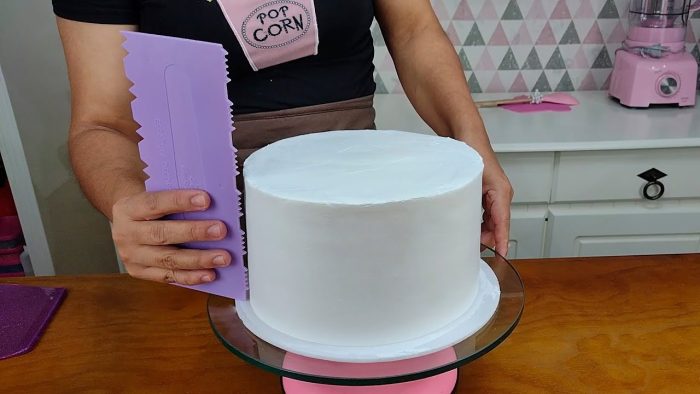 BOLO DE MORANGO COM GANACHE @PARISCAKEDESIGNER