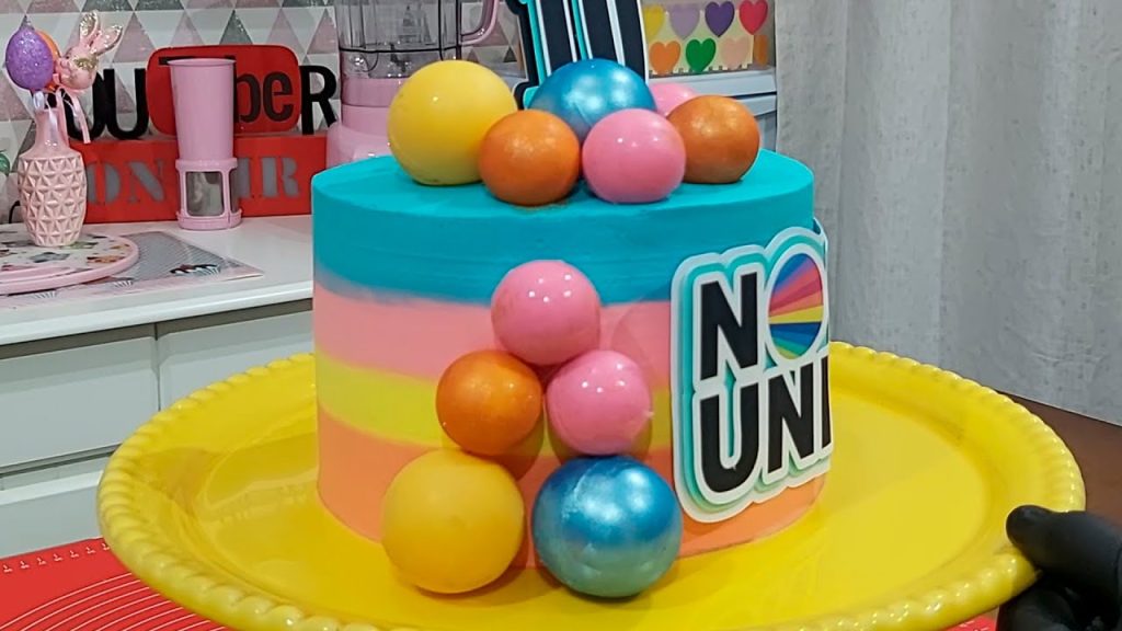 BOLO LISTRADO COM ESFERAS DE CHOCOLATE / PARIS CAKE DESIGNER