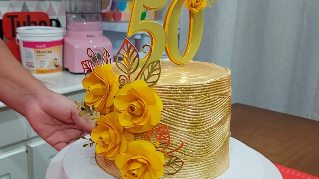 BOLO DOURADO COM MUITO BRILHO DECORADO COM A MINI ESPÁTULA 3 DA BLUE STAR / PARIS CAKE DESIGNER
