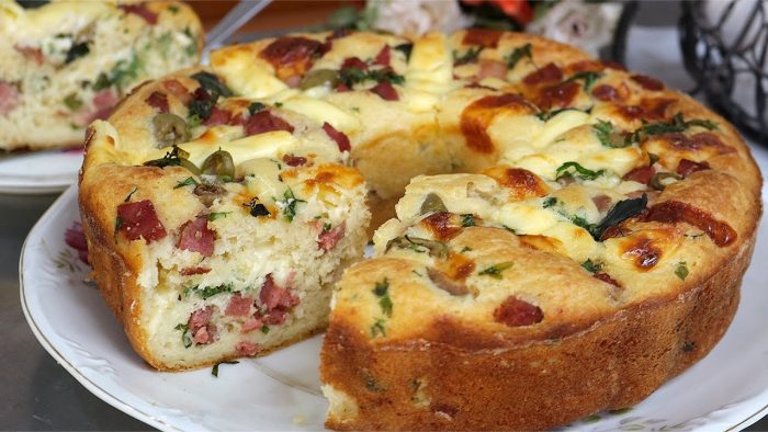 BOLO SALGADO COM MASSA DE CREME DE LEITE FOFINHA – TORTA SALGADA DE CALABRESA E BACON