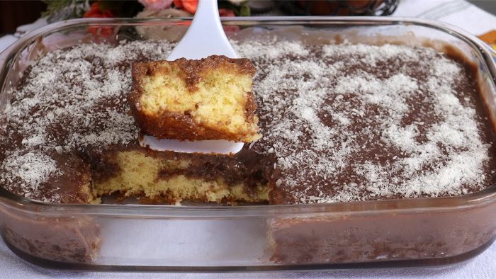FOFINHO E MOLHADINHO: BOLO DE LEITE QUENTE DE LIQUIDIFICADOR COM CALDA DE CHOCOLATE