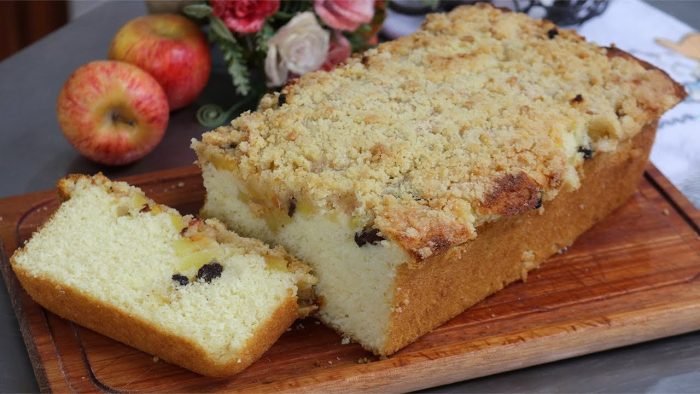FÁCIL DE FAZER E DELICIOSO! CUCA DE MAÇÃ COM MASSA FOFINHA – CUCA GAÚCHA COM CRUMBLE  DE MAÇÃ