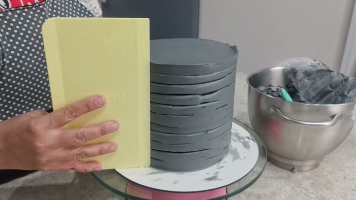 BOLO DA WANDINHA / UMA DAS TENDÊNCIAS EM DECORAÇÃO DE BOLOS EM 2023 / @PARISCAKEDESIGNER