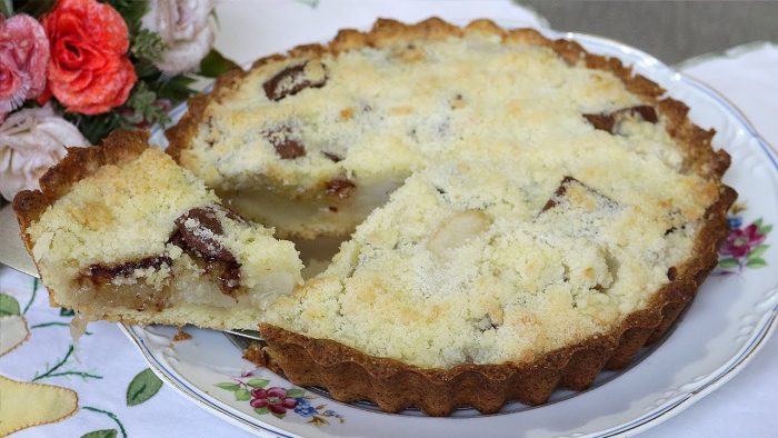 TORTA DOCE COM FAROFA DE MANTEIGA! TORTA CRUMBLE DE PERA COM CHOCOLATE! RECEITA FÁCIL E MARAVILHOSA