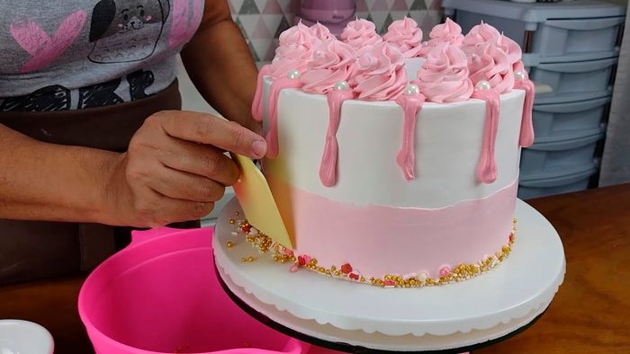 DRIP CAKE BOLO COM GOTAS ESCORRENDO DECORAÇÃO PERFEITA E FÁCIL COM CHANTININHO @PARISCAKEDESIGNER