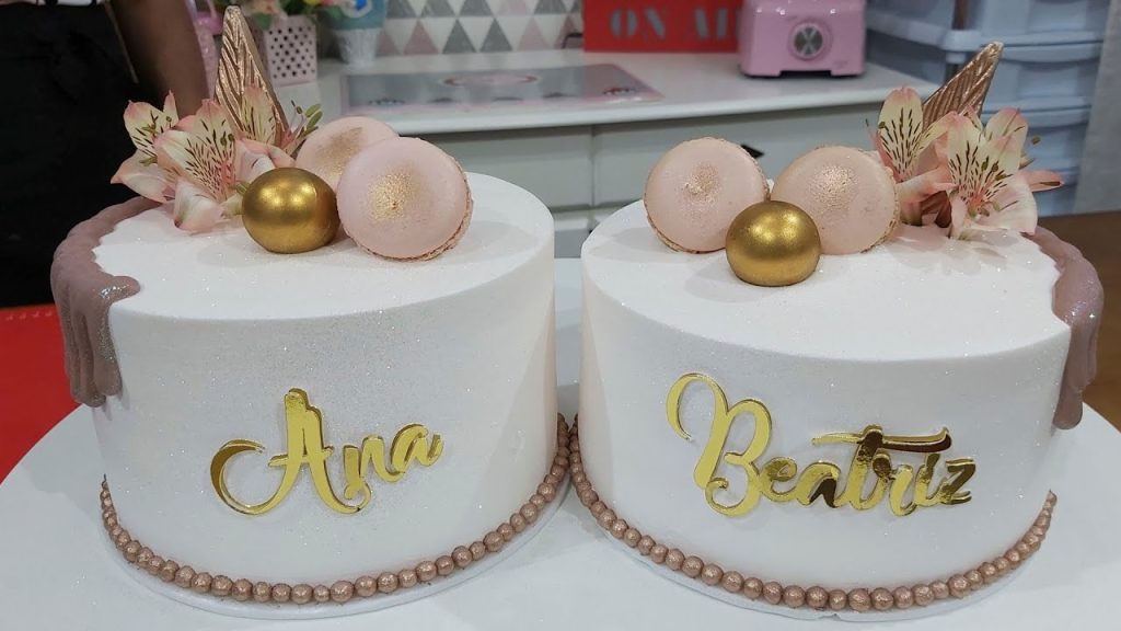 DECORAÇÃO DE 2 BOLOS EM UMA ÚNICA BASE / COM ESFERAS DE CHOCOLATE E MACARONS / PARIS CAKE DESIGNER