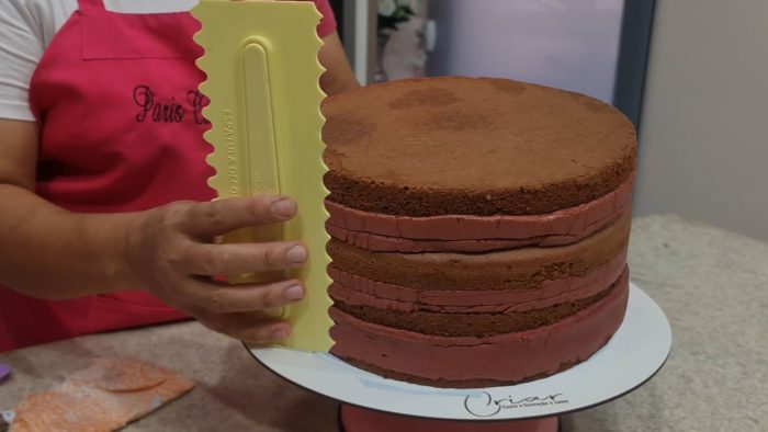 BOLO COM CONTENÇÃO DE GANACHE TEMA DA WANDINHA 👩 ELE FAZ SUCESSO ENTRE AS MENINAS@PARISCAKEDESIGNER