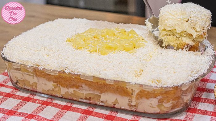 Bolo gelado de abacaxi com coco
