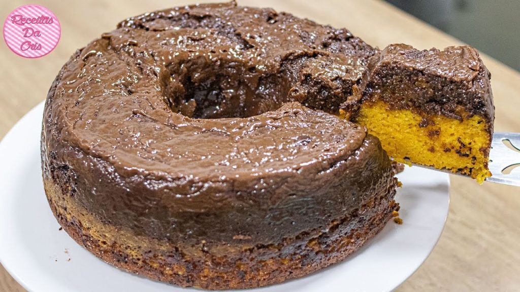 BOLO DE CENOURA INVERTIDO QUE JA SAI RECHEADO DO FORNO COM BRIGADEIRO | RECEITAS DA CRIS