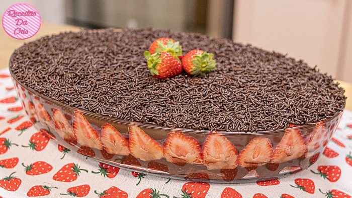 Bolo de brigadeiro com morangos na travessa