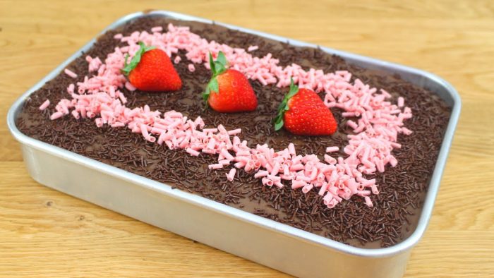 BOLO DE MORANGO ( NESQUIK) COM BRIGADEIRO FÁCIL DE FAZER E FICA DIVINO!