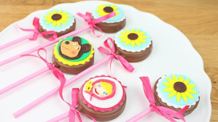PIRULITOS DE ALFAJOR ( DE BISCOITO MARIA) DECORADOS COM PASTA AMERICANA COM O TEMA DA MASHA E O URSO