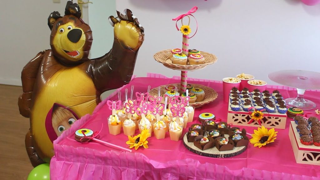ARRUMANDO A MESA DE DOCES DA FESTA DE ANIVERSÁRIO COM O TEMA DA MASHA E O URSO