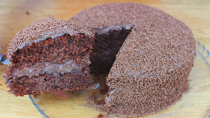 BOLO DE CHOCOLATE COM BRIGADEIRO | CAKEPEDIA