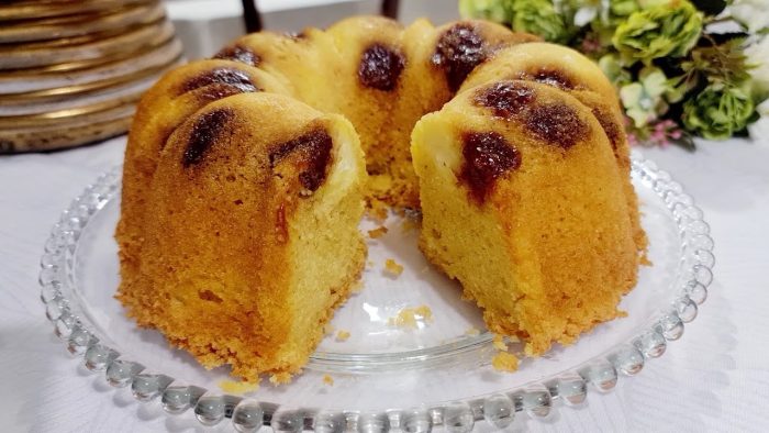 BOLO DE FUBÁ COM QUEIJO E GOIABADA! QUENTINHO, COM CAFÉ, É DIVINO.