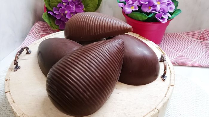 A MANEIRA MAIS PRÁTICA E  FÁCIL DE MODELAR CASCAS DE OVOS DE PÁSCOA COM CHOCOLATE NOBRE!