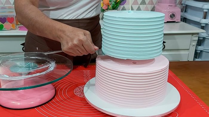 BOLO DE ANDAR PARA 30 PESSOAS RECHEIO MORANGO COM SUSPIRO / PARIS CAKE DESIGNER