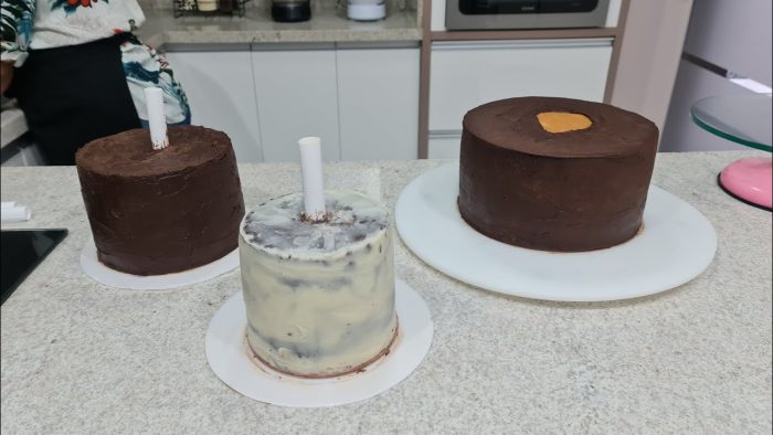 BOLO DE 3 ANDARES DE CHANTININHO COM PRÉ COBERTURA DE GANACHE   @PARISCAKEDESIGNER​