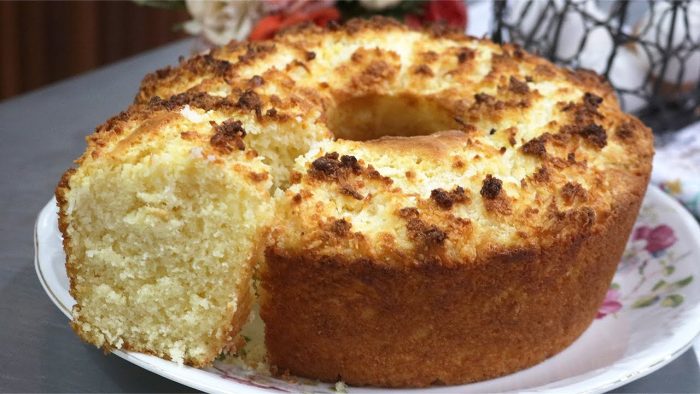 Receita fácil de BOLO DE COCO fofinho que já sai recheado do forno! CUCA RÁPIDA DE COCO