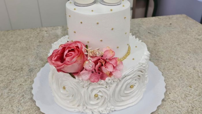 BOLO DECORADO COM ROSETAS GIGANTES COM O BICO 1 M / DECORAÇÃO FÁCIL @PARISCAKEDESIGNER