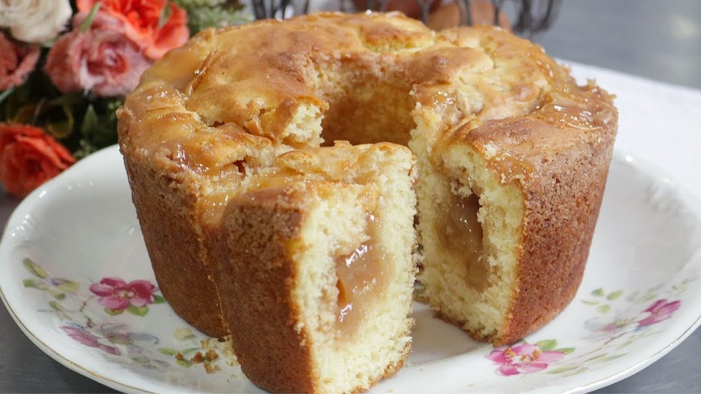 Receita de BOLO SIMPLES E FOFINHO que JÁ SAI RECHEADO DO FORNO fácil de fazer