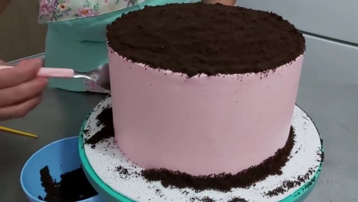 BOLO DECORADO COM ESFERAS DE CHOCOLATE E BISCOITO OREO / RECHEIO KINDER BUENO / PARIS CAKE DESIGNER