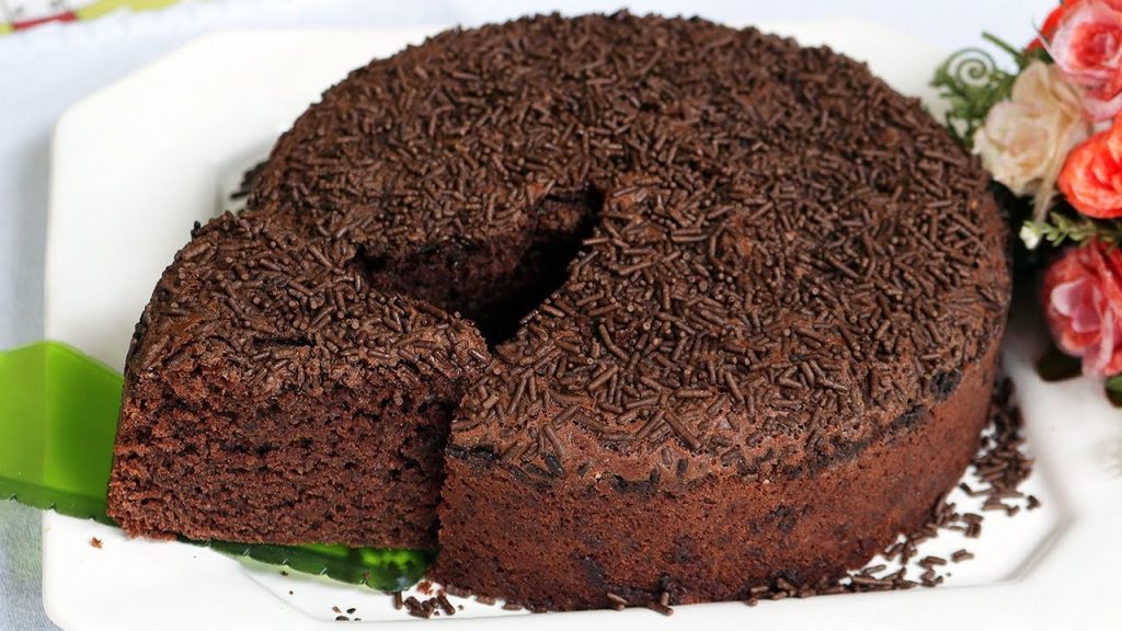 RECEITA FÁCIL DE BOLO DE CHOCOLATE FOFINHO E SEM OVOS – SUPER RÁPIDO DE FAZER – MARIA MONTANHER