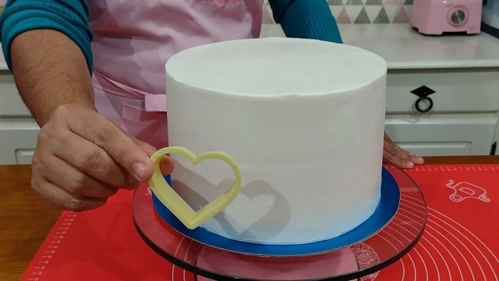 DECORAÇÃO DE BOLO FORA DE ÉPOCA / AMEI O RESULTADO COM OS TRABALHOS EM BICOS /@PARISCAKEDESIGNER