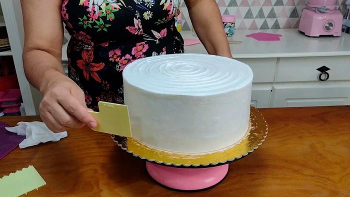 FINALIZEI ESTA DECORAÇÃO COM A MINI ESPÁTULA 😱 O EFEITO FICOU MARAVILHOSO 🥰@PARISCAKEDESIGNER