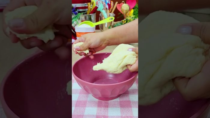 COM 2 INGREDIENTES FIZ ESSE PASTELZINHO DELICIOSO – MASSA FÁCIL E RÁPIDA DE CREME DE LEITE