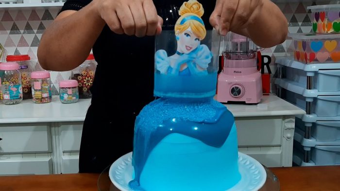 PULL ME UP CHARACTER CAKE / PUXA-ME O BOLO DE PERSONAGEM / PARIS CAKE DESIGNER