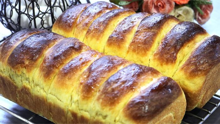 QUANDO FAÇO PÃO ASSIM NÃO SOBRA NADA! JÁ SAI DO FORNO FATIADO! FÁCIL! RÁPIDO! FOFINHO! SEM SOVAR!