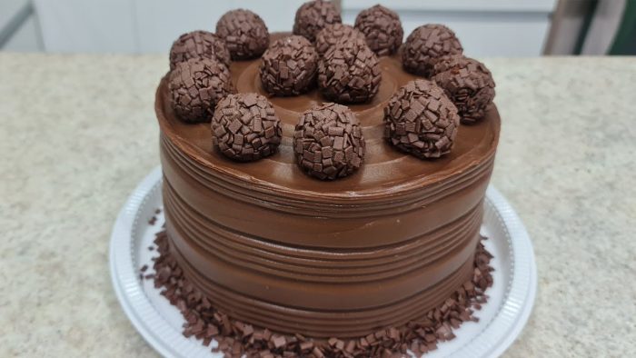 BOLO DE BRIGADEIRO PARA 25 PESSOAS COM MASSA DE PÃO DE LÓ DE CHOCOLATE @PARISCAKEDESIGNER