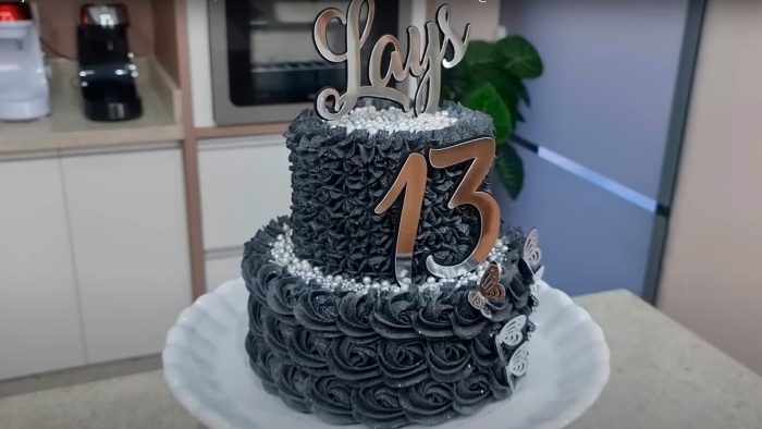 DECORAÇÃO DE BOLO NA COR PRETA COM O BICO 1 M / BOLO 2 ANDARES PARA 35 PESSOAS @PARISCAKEDESIGNER