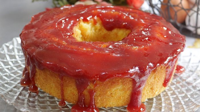 Tudo no liquidificador! Receita de BOLO DE FUBÁ SEM TRIGO super fofinho com CALDA DE GOIABADA