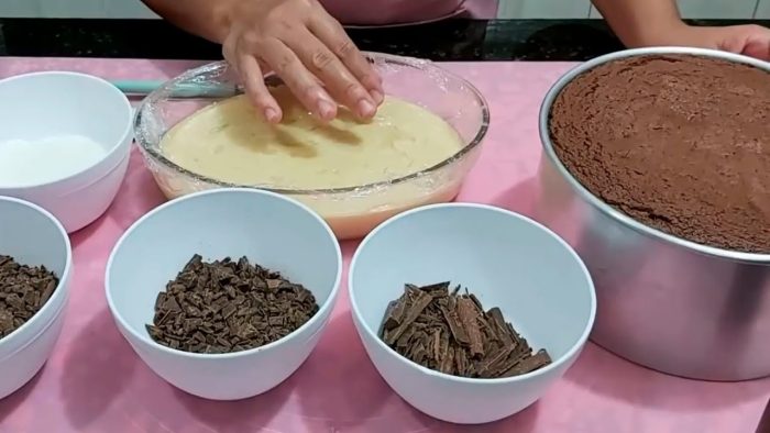 BOLO DE CHOCOLATE COM RECHEIO DE FLOCOS / DECORAÇÃO MUITO SIMPLES E FÁCIL / PARIS CAKE DESIGNER