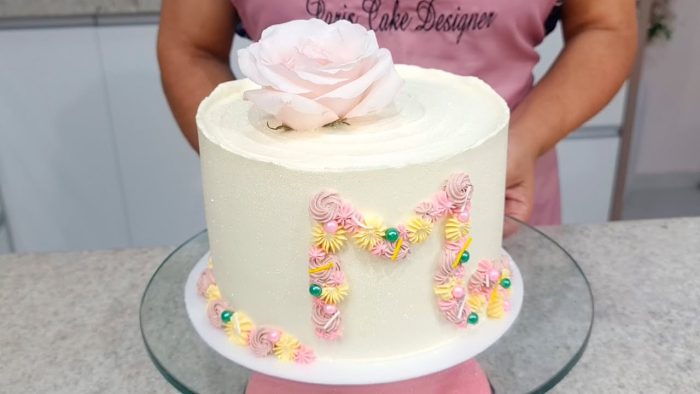 DECORAÇÃO DE BOLO SIMPLES  COM QUINAS IMPERFEITAS  UTILIZANDO O BICO 20  @PARISCAKEDESIGNER