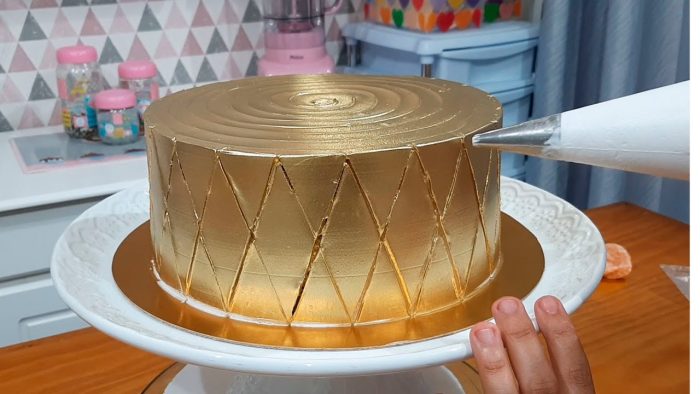 BOLO DE BATIZADO🙏 / TRABALHO EM BICO COM EFEITO CAPITONÊ / BICO 4 B / PARIS CAKE DESIGNER