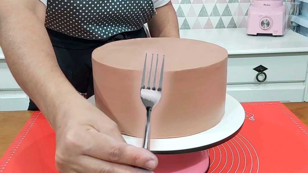 FIZ ESSA DECORAÇÃO COM UM GARFO 😱 O RESULTADO FICOU INCRIVEL / PERSONAGEM EM BISCUIT #confeitaria