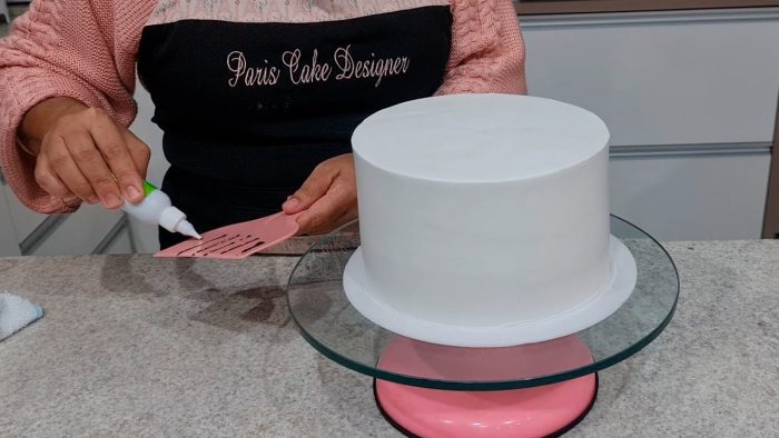 COLORINDO O BOLO COM A ESPÁTULA 😱 S/ USO DE BORRIFADOR E S/ TINGIR O CHANTILLY @PARISCAKEDESIGNER