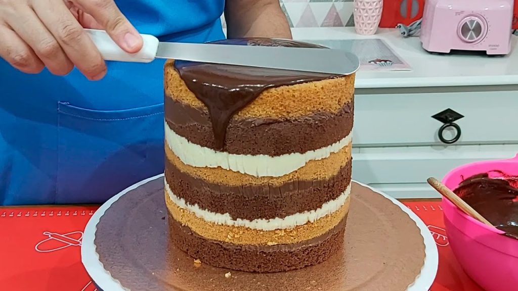 BOLO DE CHANTILLY ALTURA DUPLA COM BLINDAGEM DE GANACHE E DECORADO COM MACARONS /PARIS CAKE DESIGNER