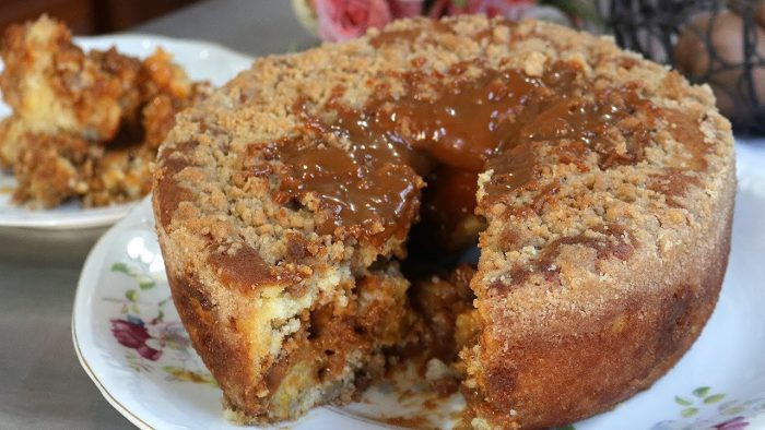 O BOLO DE BANANA QUE JÁ SAI RECHEADO DO FORNO! A MELHOR CUCA DE BANANA E DOCE DE LEITE!