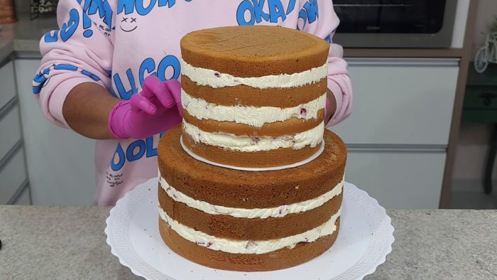 UM JEITO BEM FÁCIL DE DECORAR BOLO DE ANDAR JÁ SUPERPOSTO RECHEIO MORANGO E NATA #BOLO #confeitaria