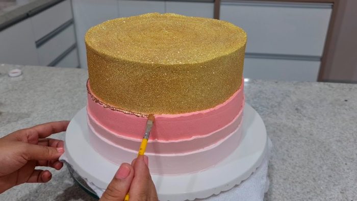 BOLO CACHEPÔ TRIPLO COM LINHAS DOURADAS / ALTURA 13 CM @PARISCAKEDESIGNER