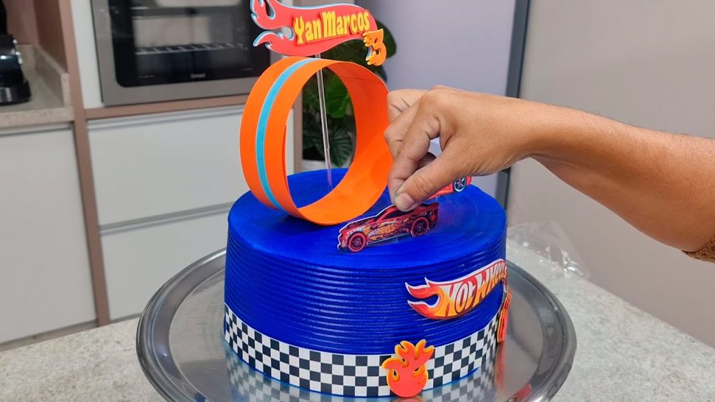 BOLO DA HOT WHEELS RECHEIO ABACAXI COM COCO @PARISCAKEDESIGNER