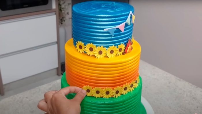 BOLO DE 3 ANDARES DECORAÇÃO FESTA JUNINA / @PARISCAKEDESIGNER